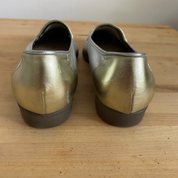 Easy Spirit Loafers ~ Silver & Gold Metallic ~ 7.5B - Picture 4 of 6